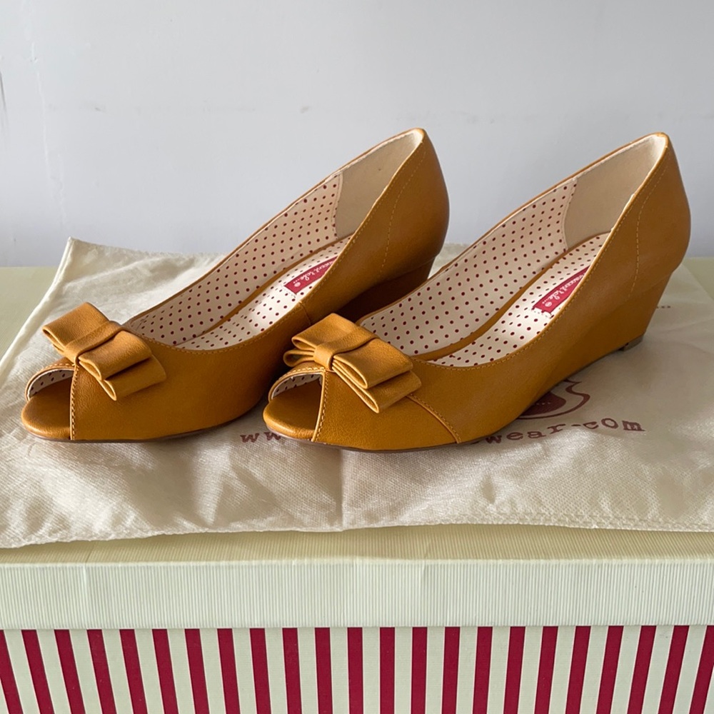 B.A.I.T Footwear Mustard Pumps | Size 8.5